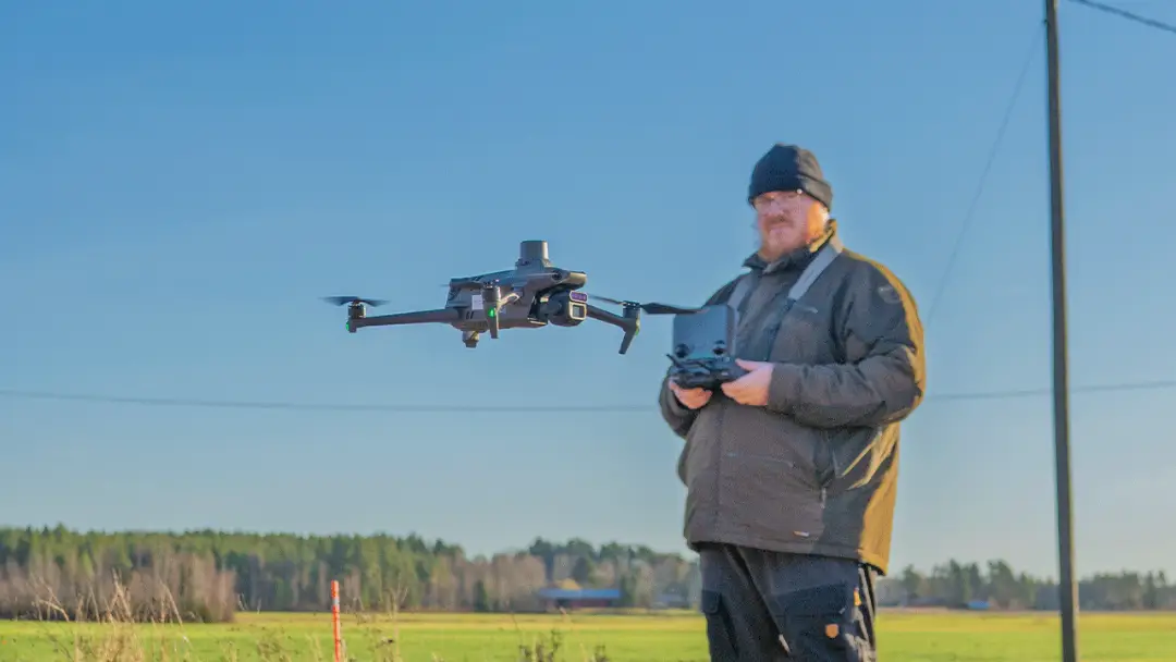 Multispektridrone lennossa pellon yllä